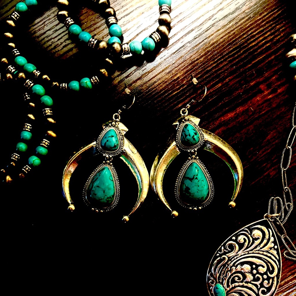 Sassy Cowgirl Turquoise Naja Earrings Silver tone